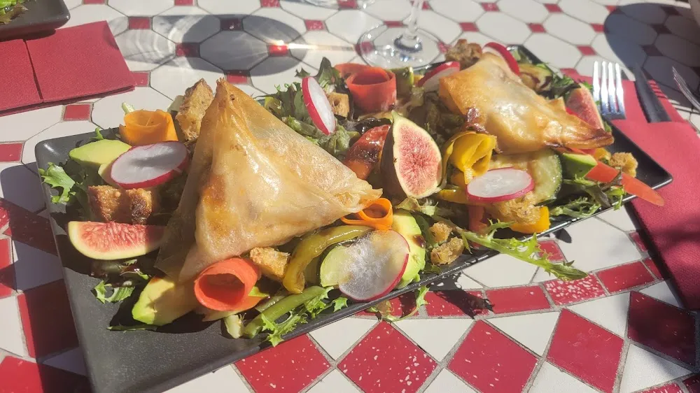 Salade Aux Légumes d'été Et Ses Samoussas Au Fromage de Brebis Et Miel